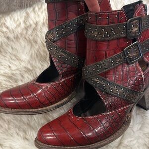 Red Croc-Embossed Women's Ankle Boots Freebirds by Steven Saphire size 8 leather